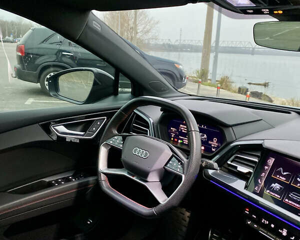 Сірий Ауді Q4 e-tron, об'ємом двигуна 0 л та пробігом 41 тис. км за 33900 $, фото 18 на Automoto.ua