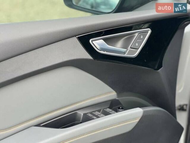 Серый Ауди Q4 e-tron, объемом двигателя 0 л и пробегом 16 тыс. км за 26999 $, фото 24 на Automoto.ua