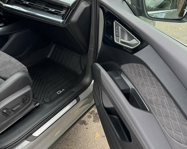 Серый Ауди Q4 e-tron, объемом двигателя 0 л и пробегом 10 тыс. км за 36900 $, фото 8 на Automoto.ua