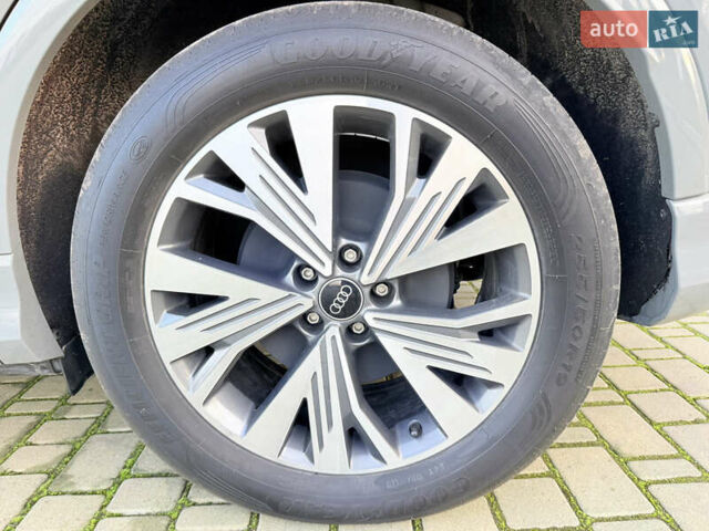Серый Ауди Q4 e-tron, объемом двигателя 0 л и пробегом 55 тыс. км за 27500 $, фото 17 на Automoto.ua