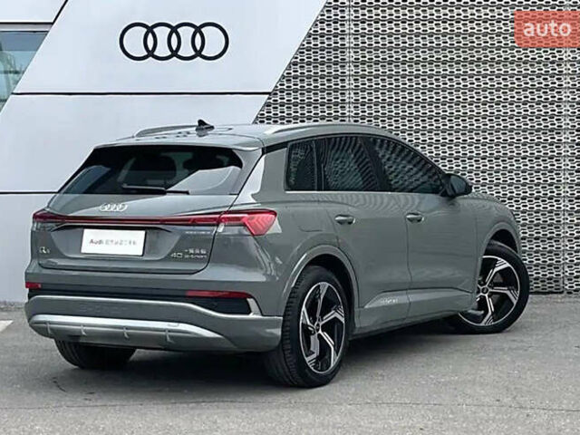 Серый Ауди Q4 e-tron, объемом двигателя 0 л и пробегом 9 тыс. км за 26900 $, фото 4 на Automoto.ua