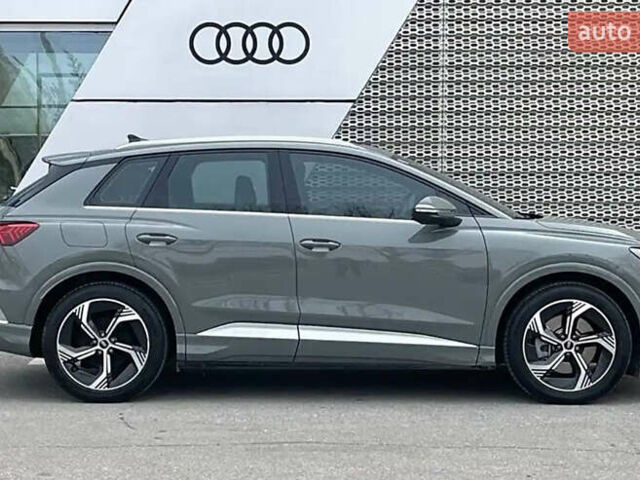 Серый Ауди Q4 e-tron, объемом двигателя 0 л и пробегом 9 тыс. км за 26900 $, фото 3 на Automoto.ua