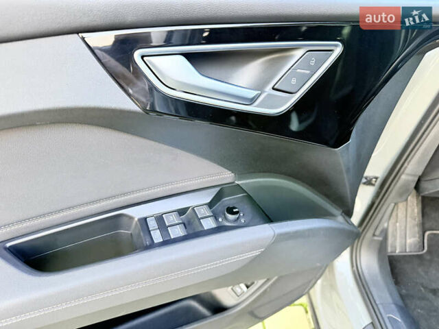 Серый Ауди Q4 e-tron, объемом двигателя 0 л и пробегом 55 тыс. км за 27500 $, фото 22 на Automoto.ua