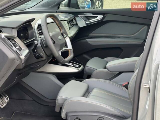 Серый Ауди Q4 e-tron, объемом двигателя 0 л и пробегом 16 тыс. км за 26999 $, фото 26 на Automoto.ua