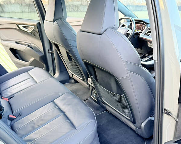 Серый Ауди Q4 e-tron, объемом двигателя 0 л и пробегом 55 тыс. км за 27500 $, фото 39 на Automoto.ua