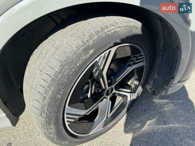 Серый Ауди Q4 e-tron, объемом двигателя 0 л и пробегом 32 тыс. км за 26999 $, фото 10 на Automoto.ua