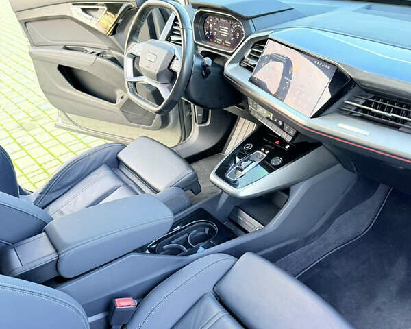 Серый Ауди Q4 e-tron, объемом двигателя 0 л и пробегом 55 тыс. км за 27500 $, фото 30 на Automoto.ua