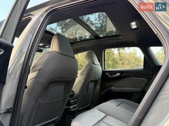 Сірий Ауді Q4 e-tron, об'ємом двигуна 0 л та пробігом 11 тис. км за 30000 $, фото 32 на Automoto.ua