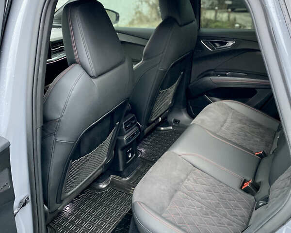 Сірий Ауді Q4 e-tron, об'ємом двигуна 0 л та пробігом 41 тис. км за 33900 $, фото 23 на Automoto.ua