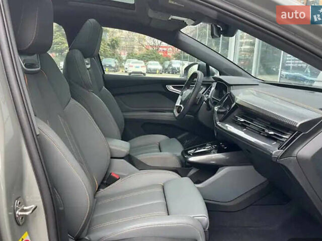 Серый Ауди Q4 e-tron, объемом двигателя 0 л и пробегом 9 тыс. км за 26900 $, фото 7 на Automoto.ua