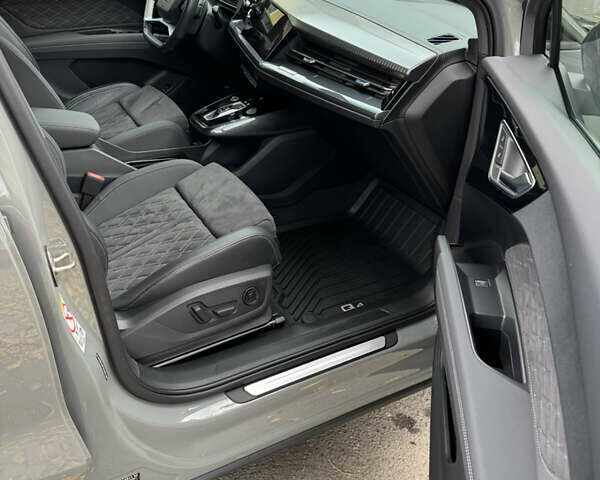 Серый Ауди Q4 e-tron, объемом двигателя 0 л и пробегом 10 тыс. км за 36900 $, фото 7 на Automoto.ua