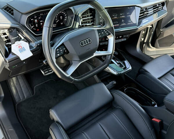 Серый Ауди Q4 e-tron, объемом двигателя 0 л и пробегом 27 тыс. км за 33500 $, фото 28 на Automoto.ua