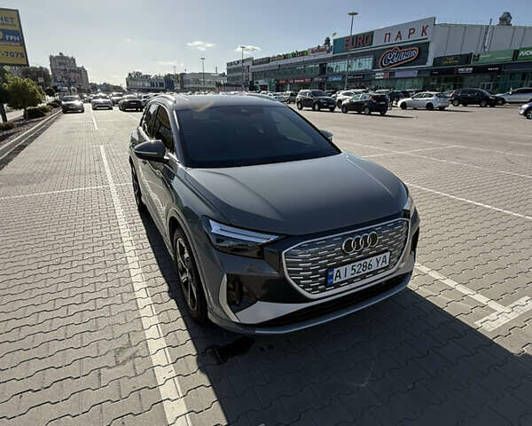 Серый Ауди Q4 e-tron, объемом двигателя 0 л и пробегом 27 тыс. км за 33500 $, фото 2 на Automoto.ua