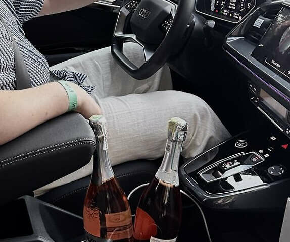 Сірий Ауді Q4 e-tron, об'ємом двигуна 0 л та пробігом 15 тис. км за 32000 $, фото 2 на Automoto.ua