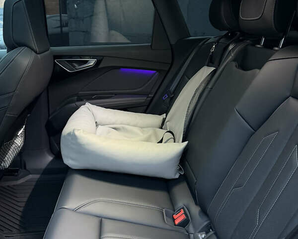 Серый Ауди Q4 e-tron, объемом двигателя 0 л и пробегом 12 тыс. км за 29000 $, фото 14 на Automoto.ua