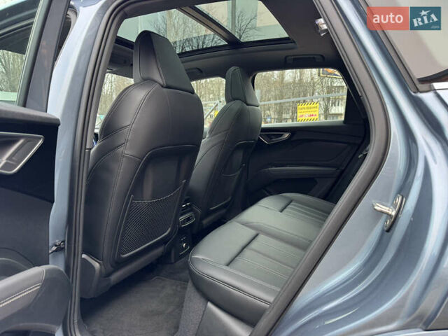 Серый Ауди Q4 e-tron, объемом двигателя 0 л и пробегом 17 тыс. км за 29500 $, фото 7 на Automoto.ua
