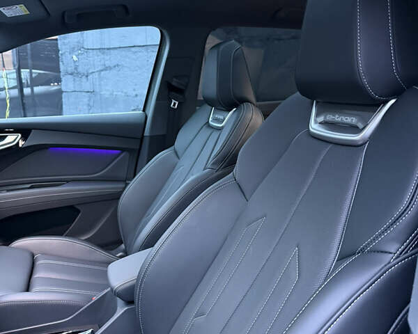 Серый Ауди Q4 e-tron, объемом двигателя 0 л и пробегом 12 тыс. км за 29000 $, фото 12 на Automoto.ua