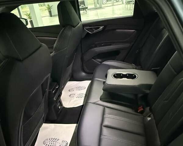 Сірий Ауді Q4 e-tron, об'ємом двигуна 0 л та пробігом 3 тис. км за 30600 $, фото 10 на Automoto.ua