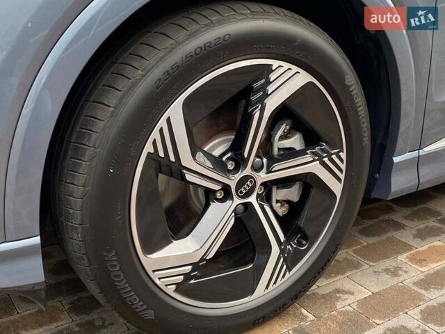 Серый Ауди Q4 e-tron, объемом двигателя 0 л и пробегом 9 тыс. км за 29500 $, фото 5 на Automoto.ua