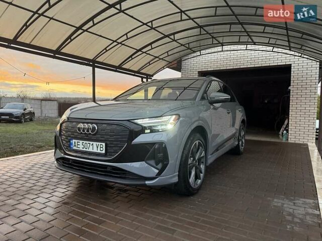 Серый Ауди Q4 e-tron, объемом двигателя 0 л и пробегом 2 тыс. км за 38200 $, фото 2 на Automoto.ua