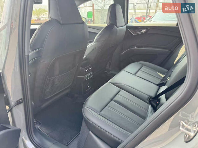 Серый Ауди Q4 e-tron, объемом двигателя 0 л и пробегом 3 тыс. км за 28700 $, фото 5 на Automoto.ua