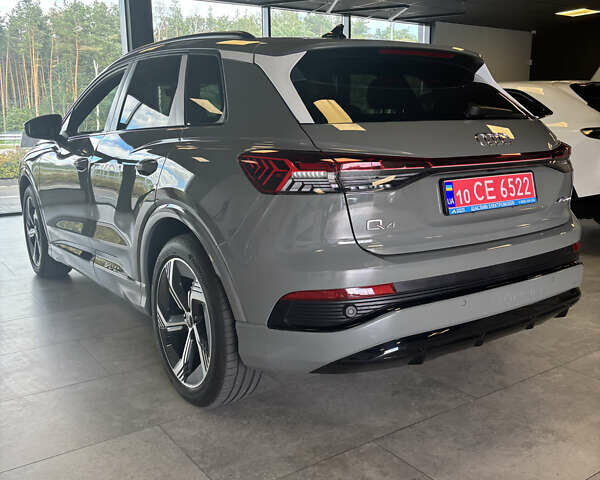 Сірий Ауді Q4 e-tron, об'ємом двигуна 0 л та пробігом 1 тис. км за 32000 $, фото 6 на Automoto.ua