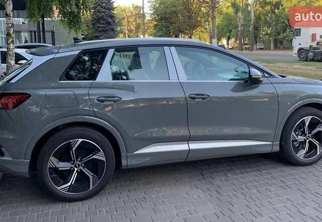 Серый Ауди Q4 e-tron, объемом двигателя 0 л и пробегом 1 тыс. км за 33499 $, фото 6 на Automoto.ua
