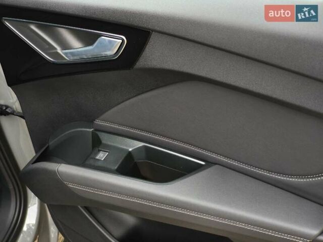 Сірий Ауді Q4 e-tron, об'ємом двигуна 0 л та пробігом 1 тис. км за 32599 $, фото 31 на Automoto.ua