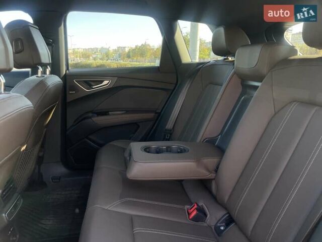 Синий Ауди Q4 e-tron, объемом двигателя 0 л и пробегом 25 тыс. км за 37900 $, фото 27 на Automoto.ua