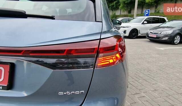 Синий Ауди Q4 e-tron, объемом двигателя 0 л и пробегом 77 тыс. км за 27999 $, фото 47 на Automoto.ua