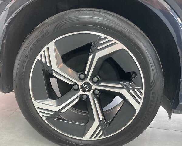 Синий Ауди Q4 e-tron, объемом двигателя 0 л и пробегом 15 тыс. км за 27800 $, фото 3 на Automoto.ua
