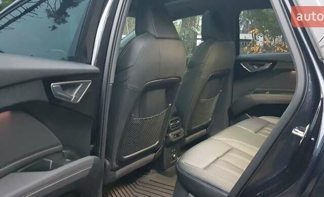 Синий Ауди Q4 e-tron, объемом двигателя 0 л и пробегом 19 тыс. км за 28800 $, фото 7 на Automoto.ua