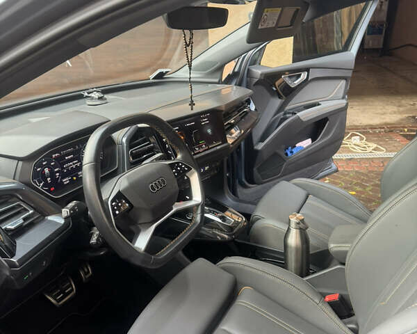 Синий Ауди Q4 e-tron, объемом двигателя 0 л и пробегом 10 тыс. км за 32500 $, фото 4 на Automoto.ua