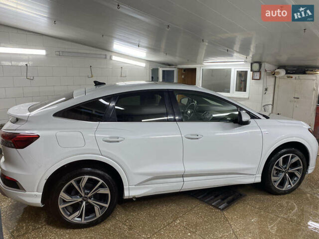 Белый Ауди Q4 Sportback e-tron, объемом двигателя 0 л и пробегом 14 тыс. км за 36000 $, фото 4 на Automoto.ua