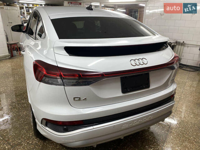 Белый Ауди Q4 Sportback e-tron, объемом двигателя 0 л и пробегом 14 тыс. км за 36000 $, фото 3 на Automoto.ua