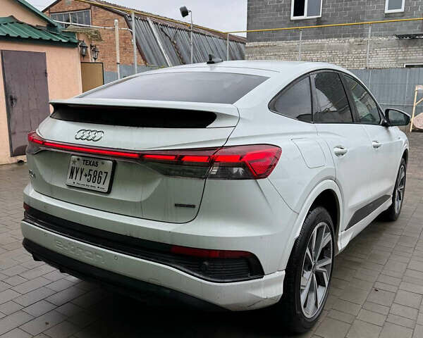 Белый Ауди Q4 Sportback e-tron, объемом двигателя 0 л и пробегом 19 тыс. км за 33000 $, фото 1 на Automoto.ua