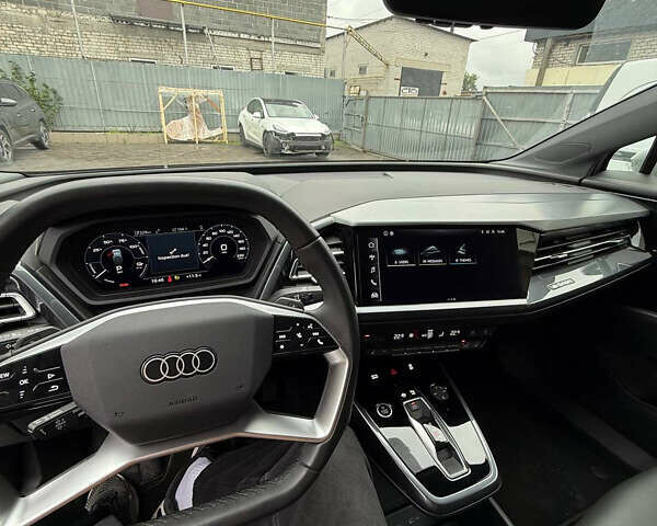 Белый Ауди Q4 Sportback e-tron, объемом двигателя 0 л и пробегом 19 тыс. км за 33000 $, фото 5 на Automoto.ua