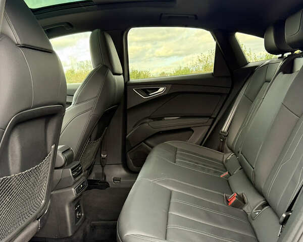 Серый Ауди Q4 Sportback e-tron, объемом двигателя 0 л и пробегом 82 тыс. км за 33000 $, фото 16 на Automoto.ua