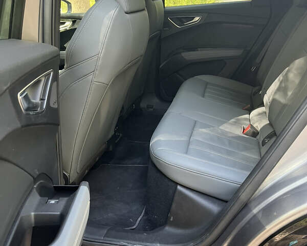 Серый Ауди Q4 Sportback e-tron, объемом двигателя 0 л и пробегом 25 тыс. км за 36000 $, фото 10 на Automoto.ua