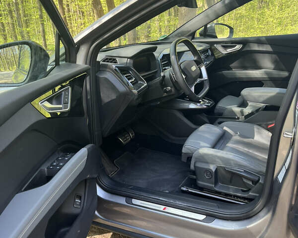 Сірий Ауді Q4 Sportback e-tron, об'ємом двигуна 0 л та пробігом 25 тис. км за 36000 $, фото 8 на Automoto.ua