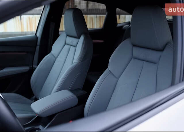 Сірий Ауді Q4 Sportback e-tron, об'ємом двигуна 0 л та пробігом 25 тис. км за 36000 $, фото 1 на Automoto.ua