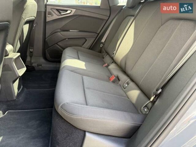 Сірий Ауді Q4 Sportback e-tron, об'ємом двигуна 0 л та пробігом 43 тис. км за 25500 $, фото 36 на Automoto.ua