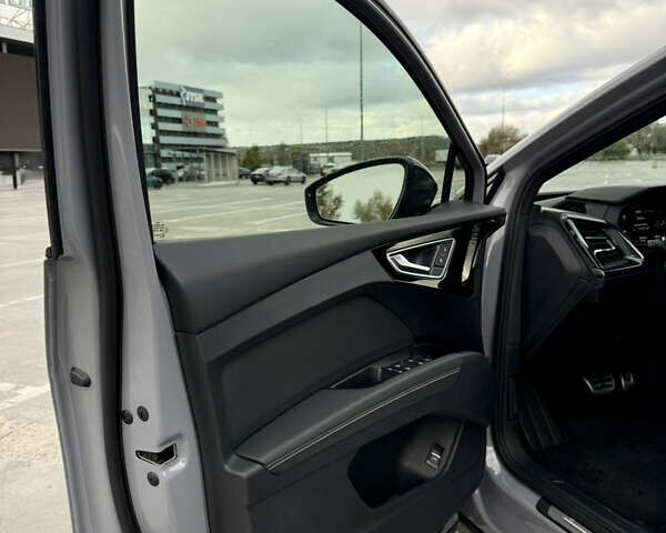 Серый Ауди Q4 Sportback e-tron, объемом двигателя 0 л и пробегом 82 тыс. км за 33000 $, фото 8 на Automoto.ua