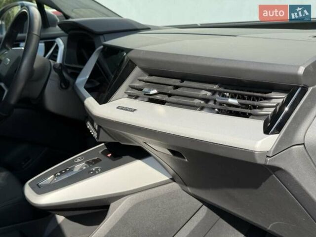 Сірий Ауді Q4 Sportback e-tron, об'ємом двигуна 0 л та пробігом 43 тис. км за 25500 $, фото 33 на Automoto.ua