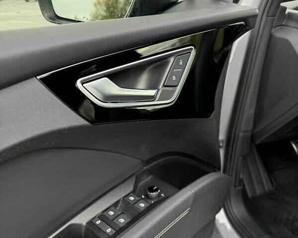 Серый Ауди Q4 Sportback e-tron, объемом двигателя 0 л и пробегом 82 тыс. км за 33000 $, фото 9 на Automoto.ua