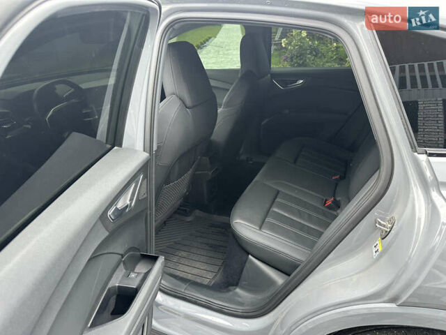 Сірий Ауді Q4 Sportback e-tron, об'ємом двигуна 0 л та пробігом 31 тис. км за 30800 $, фото 17 на Automoto.ua