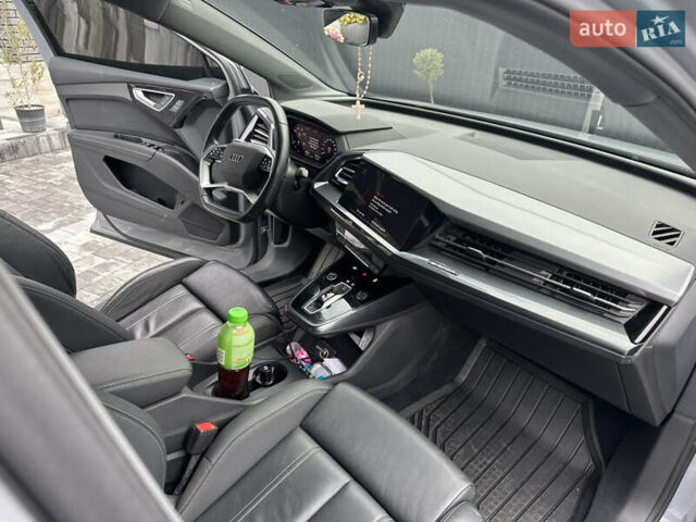 Сірий Ауді Q4 Sportback e-tron, об'ємом двигуна 0 л та пробігом 31 тис. км за 30800 $, фото 22 на Automoto.ua