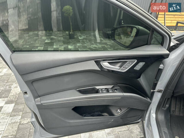 Сірий Ауді Q4 Sportback e-tron, об'ємом двигуна 0 л та пробігом 31 тис. км за 30800 $, фото 23 на Automoto.ua