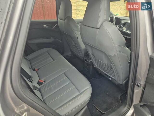 Серый Ауди Q4 Sportback e-tron, объемом двигателя 0 л и пробегом 27 тыс. км за 38000 $, фото 11 на Automoto.ua