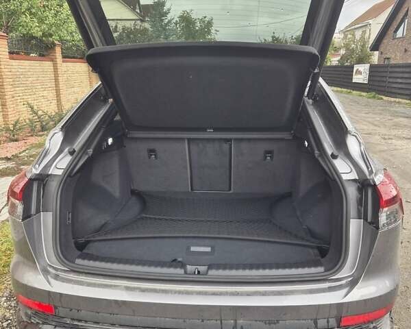 Серый Ауди Q4 Sportback e-tron, объемом двигателя 0 л и пробегом 27 тыс. км за 38000 $, фото 2 на Automoto.ua